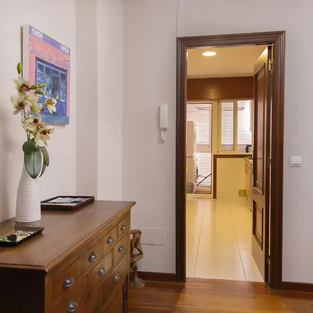 Apartment Completo, Amplio, Muy Iluminado Y Con Plaza De Garaje Incluida. *