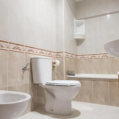 Apartment Completo, Amplio, Muy Iluminado Y Con Plaza De Garaje Incluida.