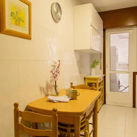 Completo, Amplio, Muy Iluminado Y Con Plaza De Garaje Incluida.