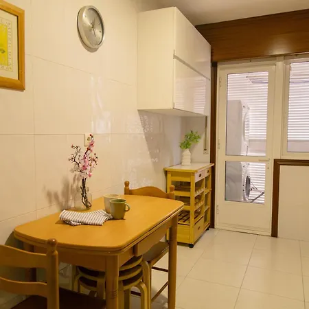 Apartment Completo, Amplio, Muy Iluminado Y Con Plaza De Garaje Incluida.