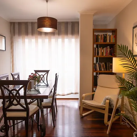 Completo, Amplio, Muy Iluminado Y Con Plaza De Garaje Incluida. *